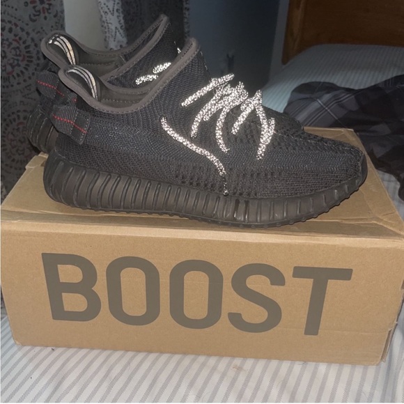 Yeezy Boost Black 350 V2 - Picture 1 of 5